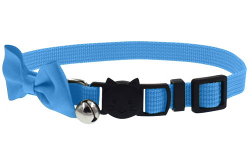 Collier bleu clair pour chat avec nœud élégant et réglable, léger, et doté d'une clochette pour la sécurité.