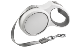 Laisse rétractable blanche pour chien, poignée ergonomique grise, jusqu'à 5 mètres, clip robuste pour fixation sécurisée.