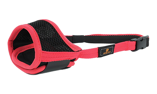 Muselière Ajustable et Rembourrée pour Chien Muselière ajustable rembourrée pour chien en rose, en nylon léger, conçue pour confort et ajustement sécurisé.
