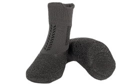Ensemble de quatre chaussettes de sport pour chien gris avec semelles antidérapantes, légères, boucle ajustable.