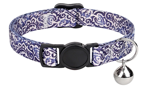 Collier pour Chat au Style Bohème Collier anti-traction pour chat style bohème, motif bleu et blanc, ajustable et léger, avec clochette argentée.