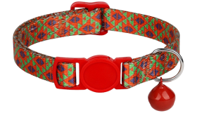 Collier anti-traction pour chat géométrique rouge, ajustable et léger, avec boucle et clochette rouges assortis.