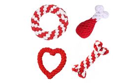 Jouets pour Chiens en Corde – Lot de 4 Ensemble de quatre jouets en corde pour chien rouges et blancs, avec anneau, baguette, cœur et os, pour jeu interactif.