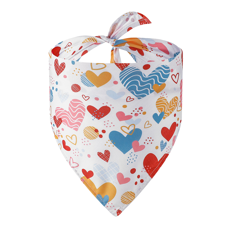 Bandana à Motif Cœurs pour Chiens Bandana pour chien à motifs de cœurs colorés, rouge, jaune et bleu, parfait et festif pour la Saint-Valentin.