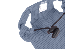 Corgi portant un chapeau de sport bleu respirant, léger, boucle ajustable pour un ajustement sécurisé.