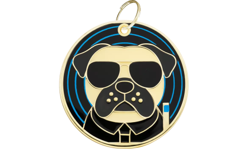 Médaille chien phosphorescente ronde avec tête de Carlin portant des lunettes de soleil, légère et zone gravable.