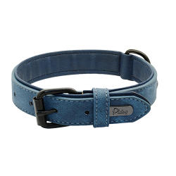 Collier chien en velours bleu luxe, longueur 49-52 cm, avec boucle métallique noire et D-ring pour un look stylé.