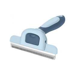 Main tenant une brosse de toilettage bleue pour chien avec poignée ergonomique, montrant le design confortable.