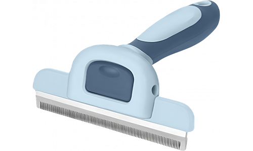 Main tenant une brosse de toilettage bleue pour chien avec poignée ergonomique, montrant le design confortable.